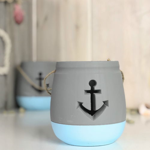 Matrose mit Anker und Teelicht aus Polyresin für eine maritime Dekoration 